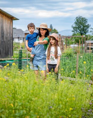 Une femme avec ses enfants à l'extérieur