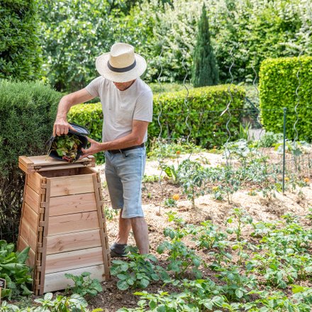 septembre-jardin-agenda-du-jardinier-geste-nature-composter-composteur-homme-chapeau