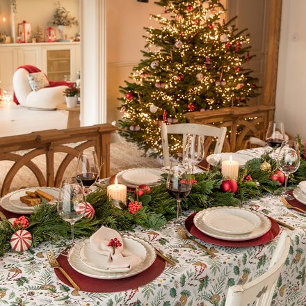 Une belle table de Noël décorée au style traditionnel