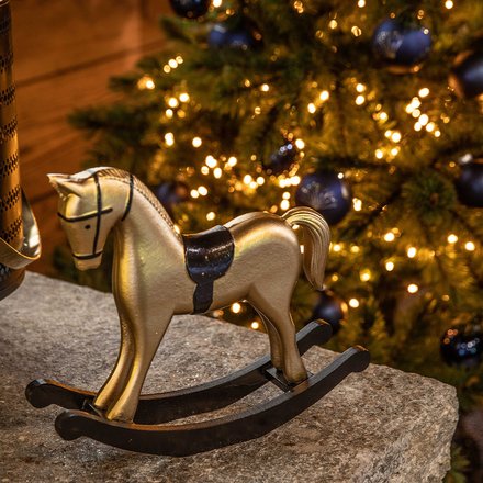 Un cheval à bascule pour une décoration de Noël en version contemporain