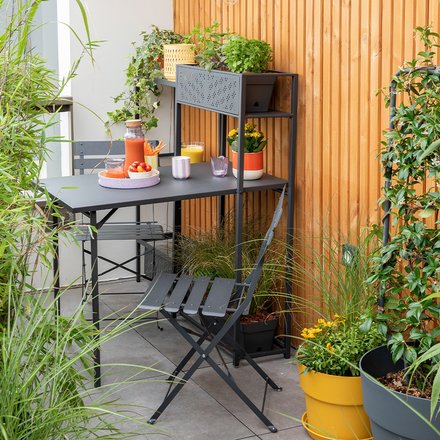 Une table de jardin dressée pour un apéro