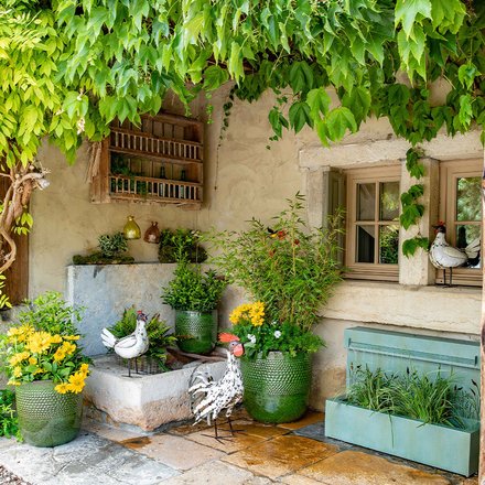 Une terrasse décorée dans un style campagne pour le printemps