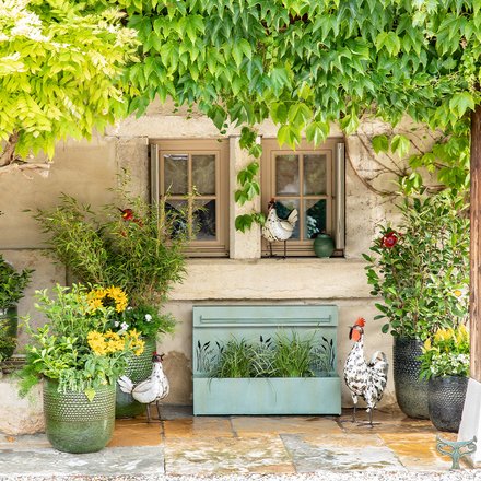 Une terrasse aux allures campagnes grâce aux objets de décorations