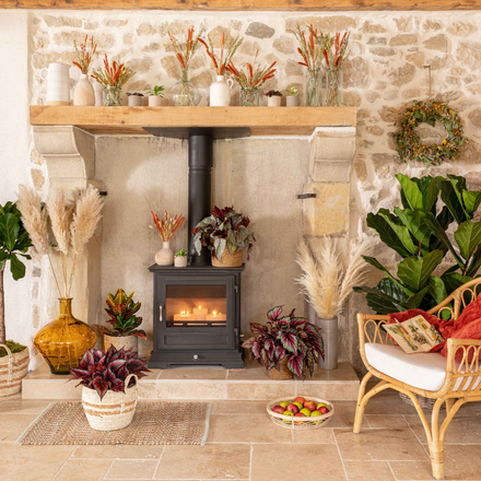 Un coin détente décoré de fleurs séchées