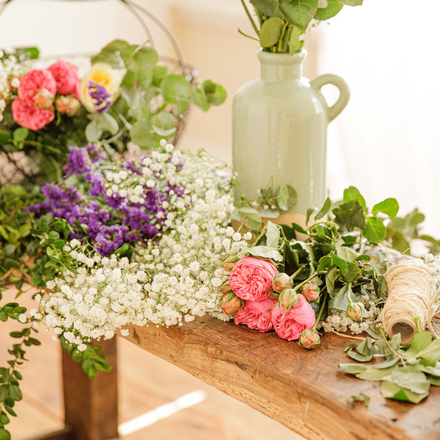 Des fleurs coupées sur une table en bois.