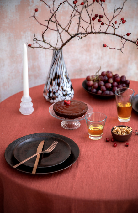 Une table extérieure décorée