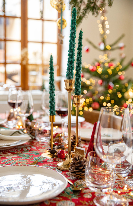 Des bougeoirs sur une table de Noël