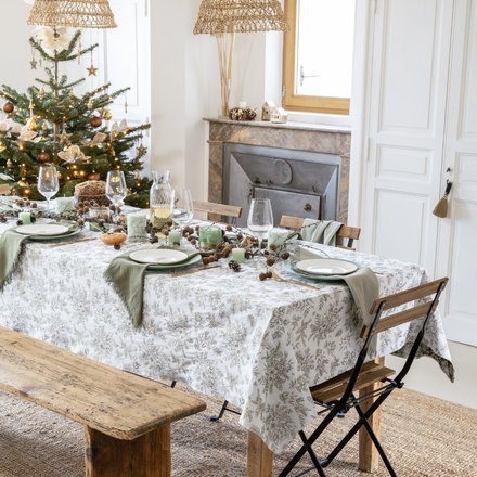 Une table de Noël décorée au style nature