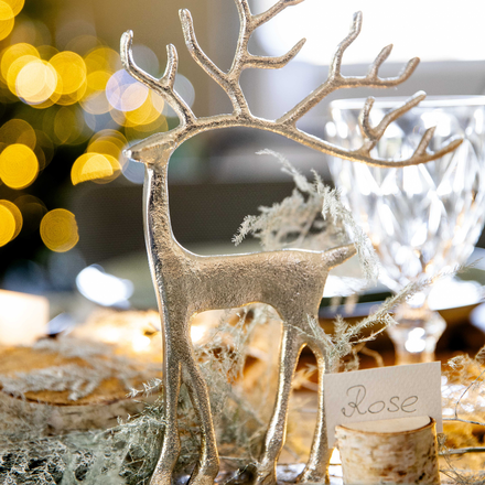 Une figurine cerf sur une table