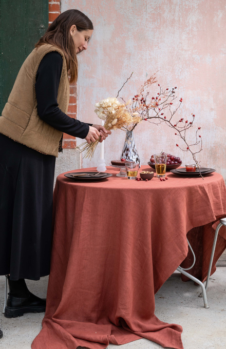 Une femme qui décore sa table extérieure