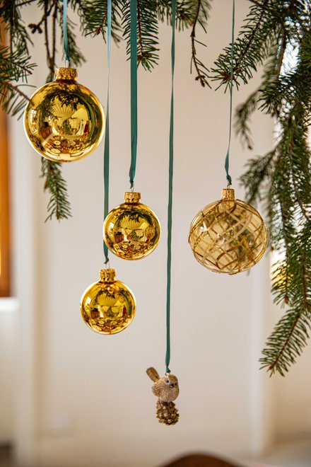 Des boules de Noël suspendues