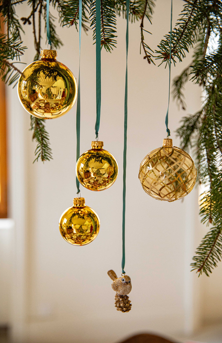 Des boules de Noël suspendues