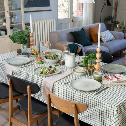 Une table au style campagne décorée entre nature et forme géométrique