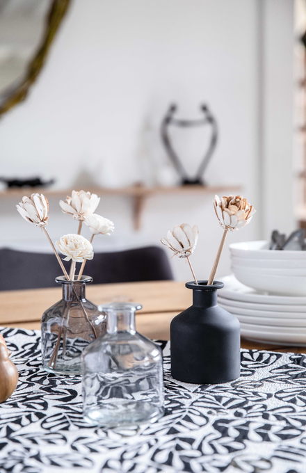 Des fleurs séchées sur une table pour décorer