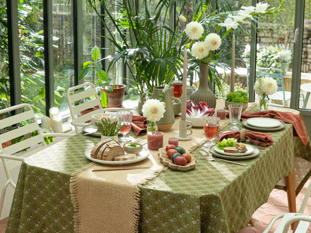 Une table décorée pour Pâques dans une serre