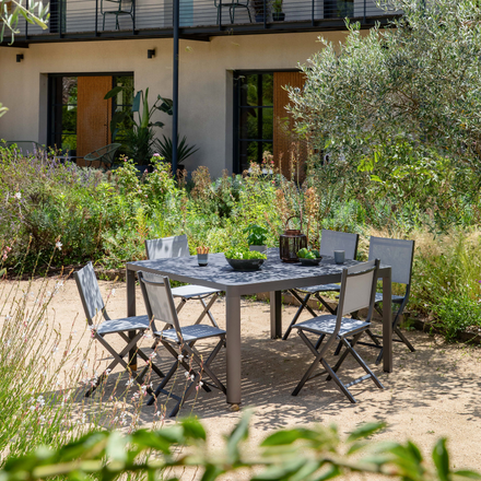 Une table de jardin sur une terrasse à l'ombre
