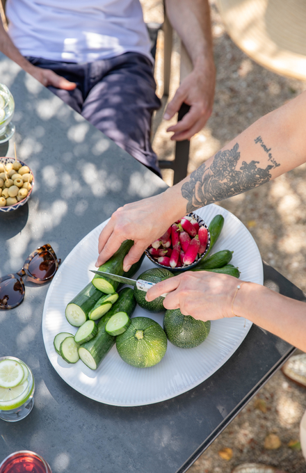 Une femme qui découpe les légumes du jardin