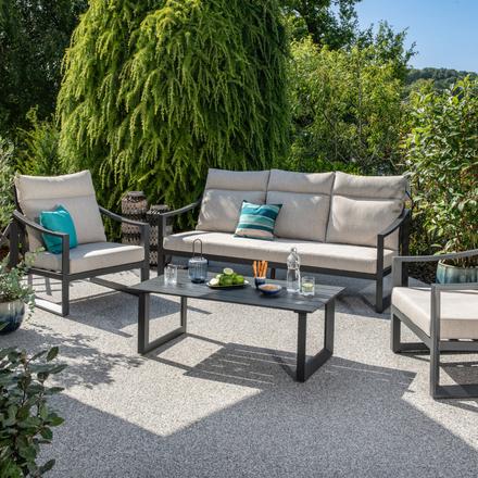Un ensemble salon bas sur une terrasse