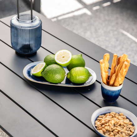 Une table basse avec des apéritifs