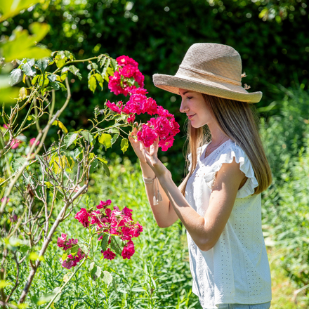 Une fille qui sent une fleur