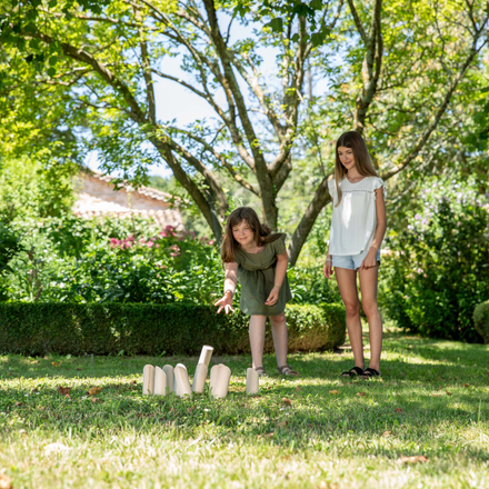 Des filles qui jouent au molkky au jardin