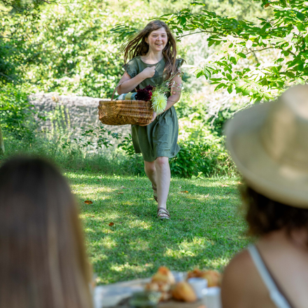 Des filles en train de pique-niquer au jardin