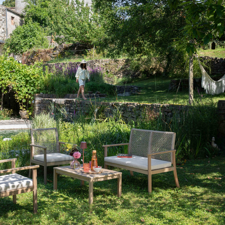 Une femme se promenant au jardin