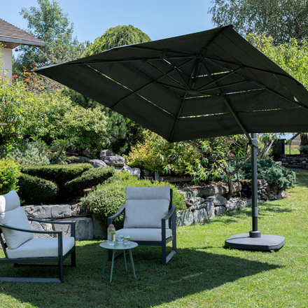 Femme avec un parasol sur une terrasse