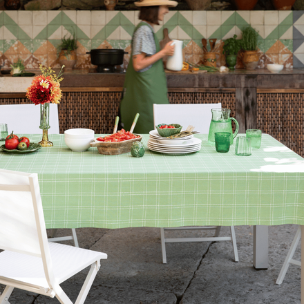 Une table d'été exterieur au style campagne avec une femme