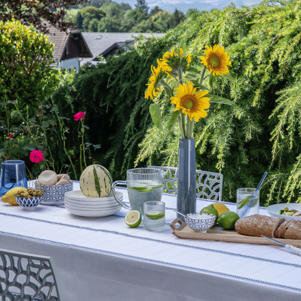 Une table d'été au jardin pour l'apéro