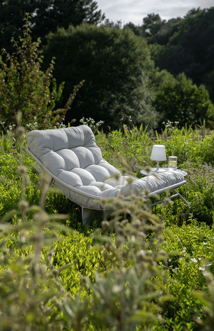 Fauteuil a bascule Lilas dans l'herbe detente été