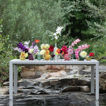 Une table avec des fleurs dans des vases