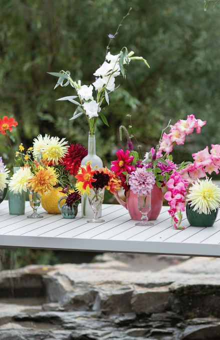 Une table avec des fleurs dans des vases