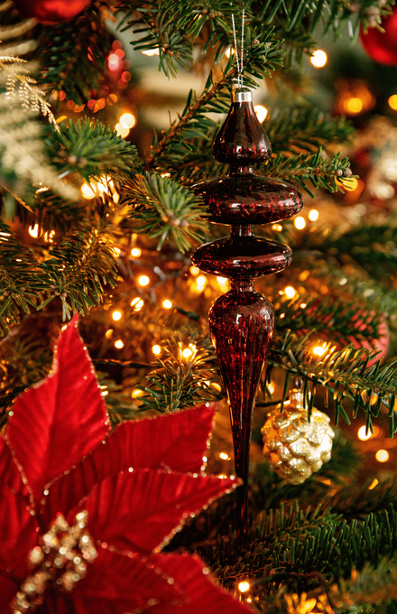 Une suspension de sapin en forme de goutte en verre