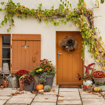 Porte d'entrée décorée pour l'automne
