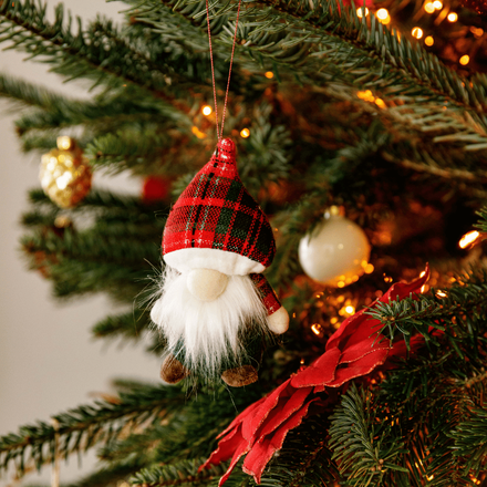 Un sapin de Noël décoré avec un gnome à suspendre