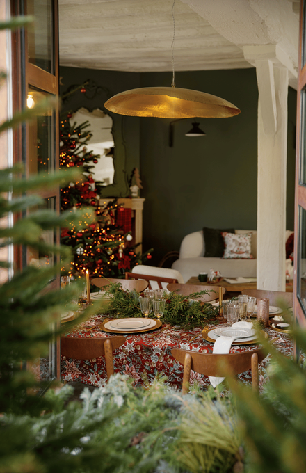 La table de fêtes de Noël aux tonalités de bordeaux et d'or