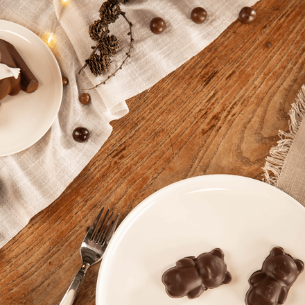 Des petits oursons en chocolat présentés dans une assiette blanche