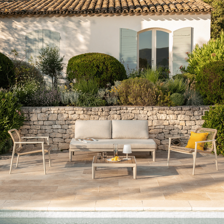 La salon bas Sollya modulable de botanic au bord de la piscine