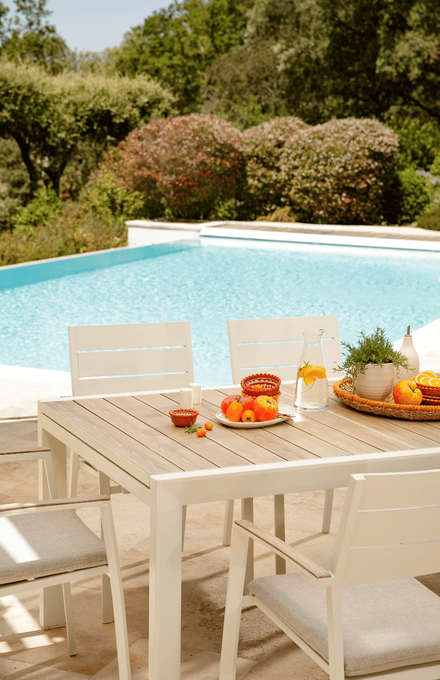 Table Calla blanche devant une piscine en extérieur