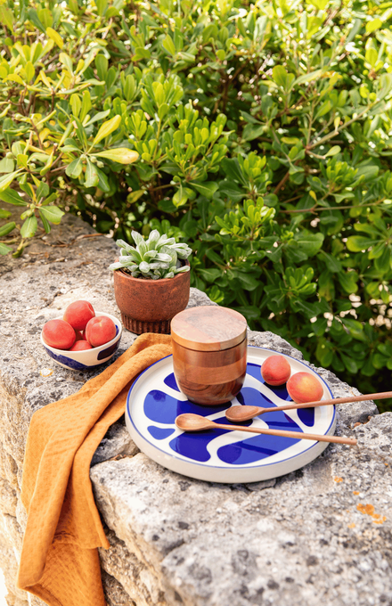 Des petites décorations posées sur un muret en pierre