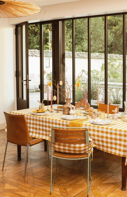 Une idée de décoration de table pour Pâques, vue sur le jardin