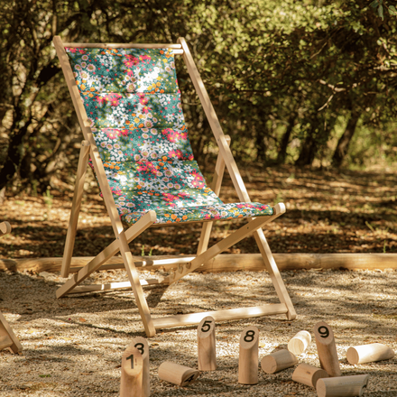 La chilienne à motifs fleurs posé sur une aire de jeu en plein air