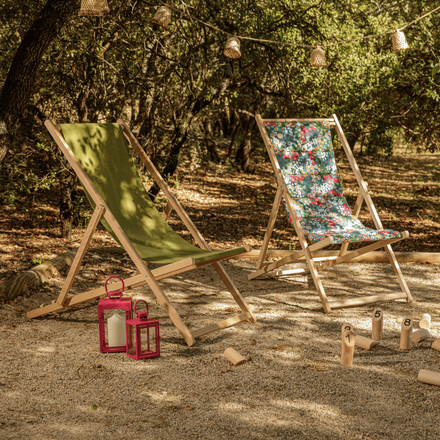Une chilienne agrafée amovible coloris vert mousse et la chilienne matelassée La Petite fleuriste sur une aire de jeux extérieur