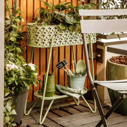 Une structure potagère et des petits outils pour se créer un balcon végétalisé