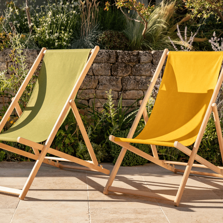 Deux chiliennes colorées unies sur une terrasse