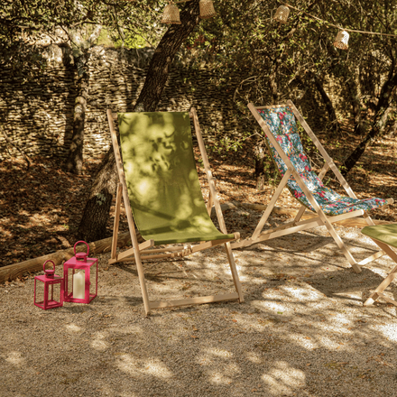 Des chiliennes à l'ombre des arbres