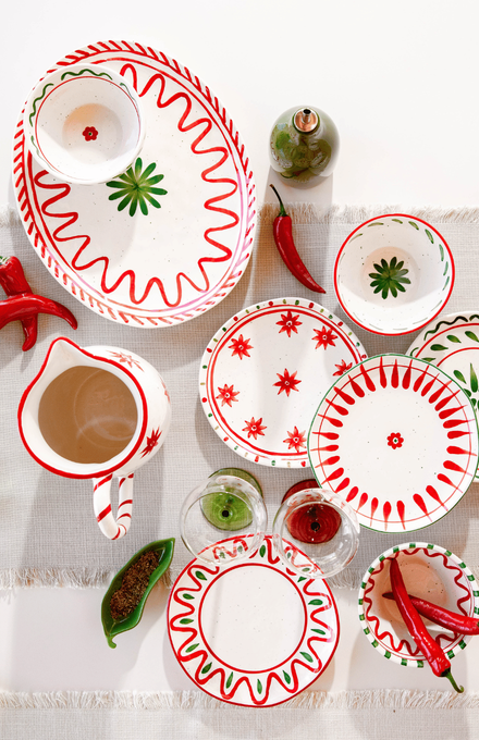 La collection de vaisselles Venda graphique, de couleur blanc, rouge et vert comprenant assiettes, pichet et coupes