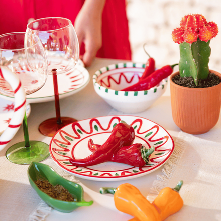 Une table d'été avec des poivrons décoratifs, des assiettes à tapas et verres de vin