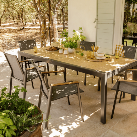 Table Calla noir pour des repas d'été en extérieur